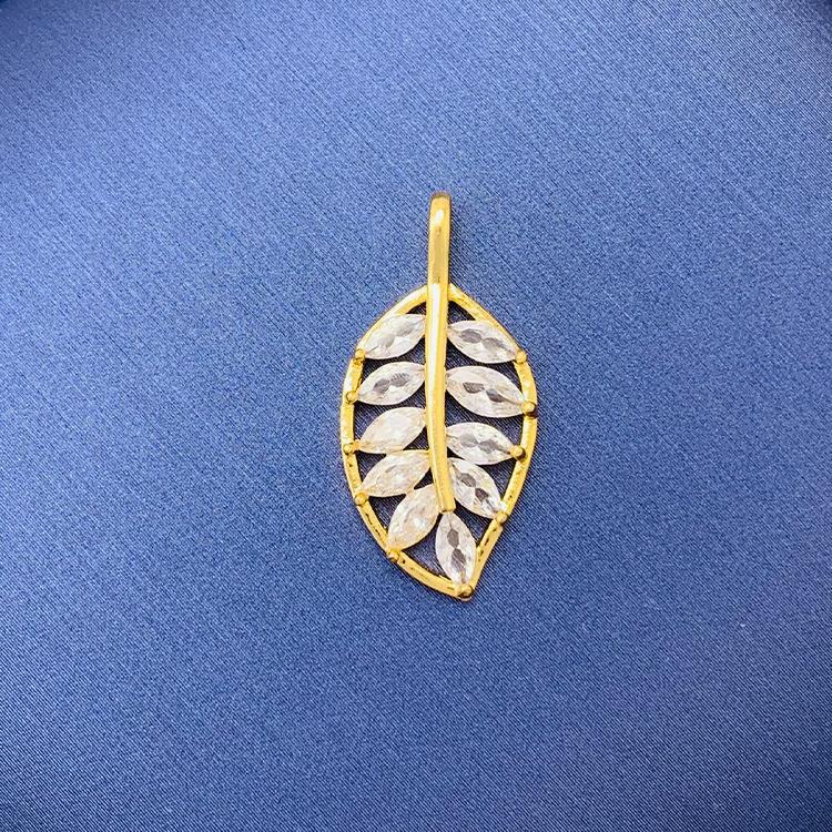 Tiktok Venta caliente colgante al por mayor auto-seleccionado 100 cobre colgante único con fuente de cadena de fábrica al por mayor sin cadena