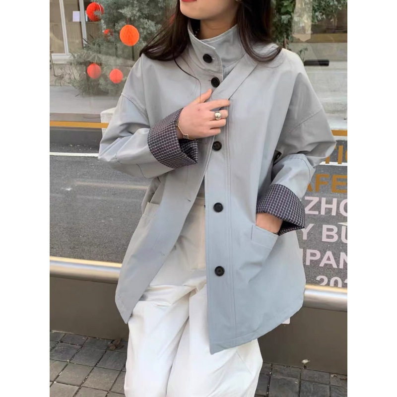 Yimo stand-collar design short trench coat for women, 2025 autumn new design with backpack detail Yimo stand-collar design short trench coat for women, 2025 autumn new design with backpack detail