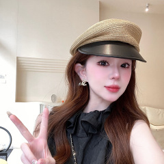 麦わら帽子の女性は夏に日よけをします。