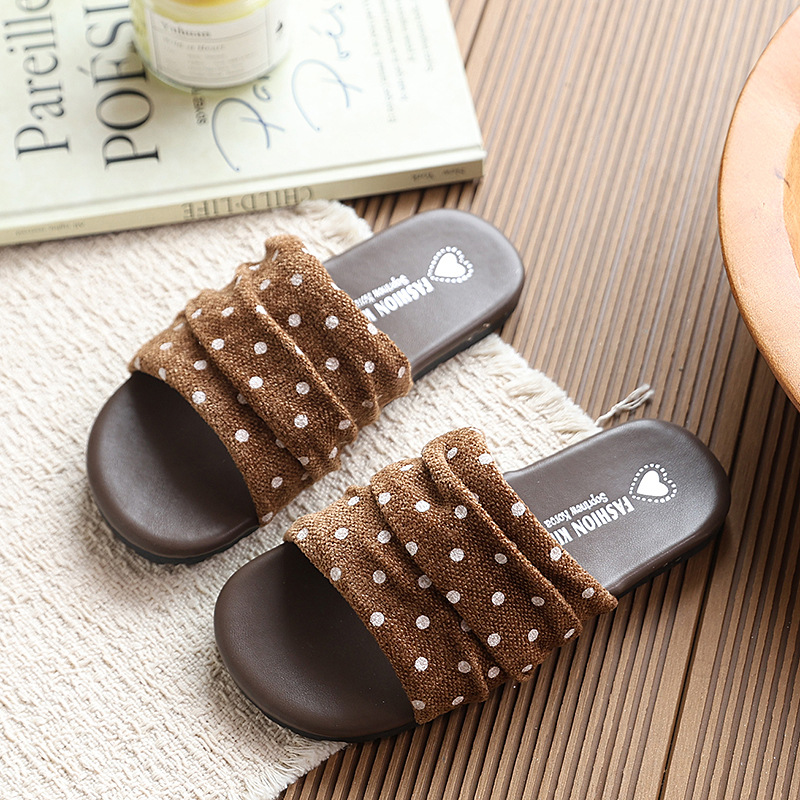 Niñas plegadas onduladas zapatillas de fondo plano 2026 verano nuevos niños de dedos desnudos sandalias Bocken una palabra sandálias