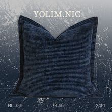 现代简约家用客厅民宿样板间搭配沙发靠枕深蓝色雪尼条纹抱枕腰枕