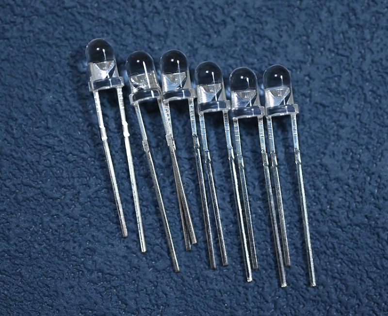 广东f3灯珠白色直插led灯珠白光超高亮高光效3mm圆头白光长脚短脚灯珠生产厂家