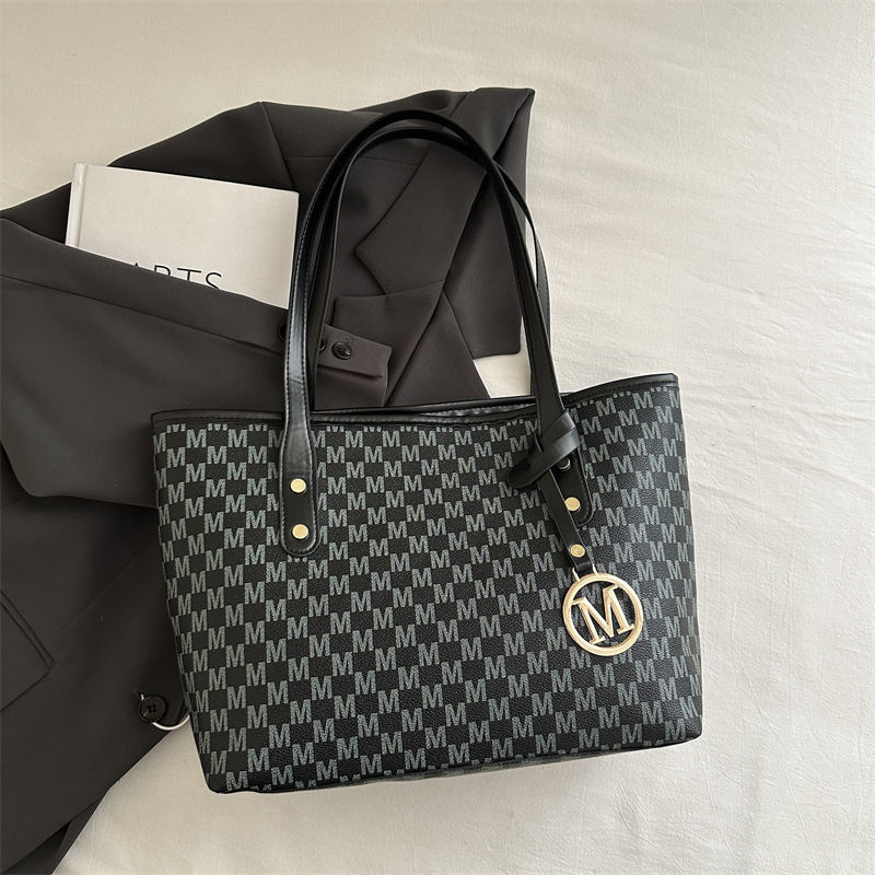 Bolsos de gran capacidad para mujer 2025 nueva primavera y verano todo-fósforo diseño de nicho clase bolso de viaje de un solo hombro bolso portátil