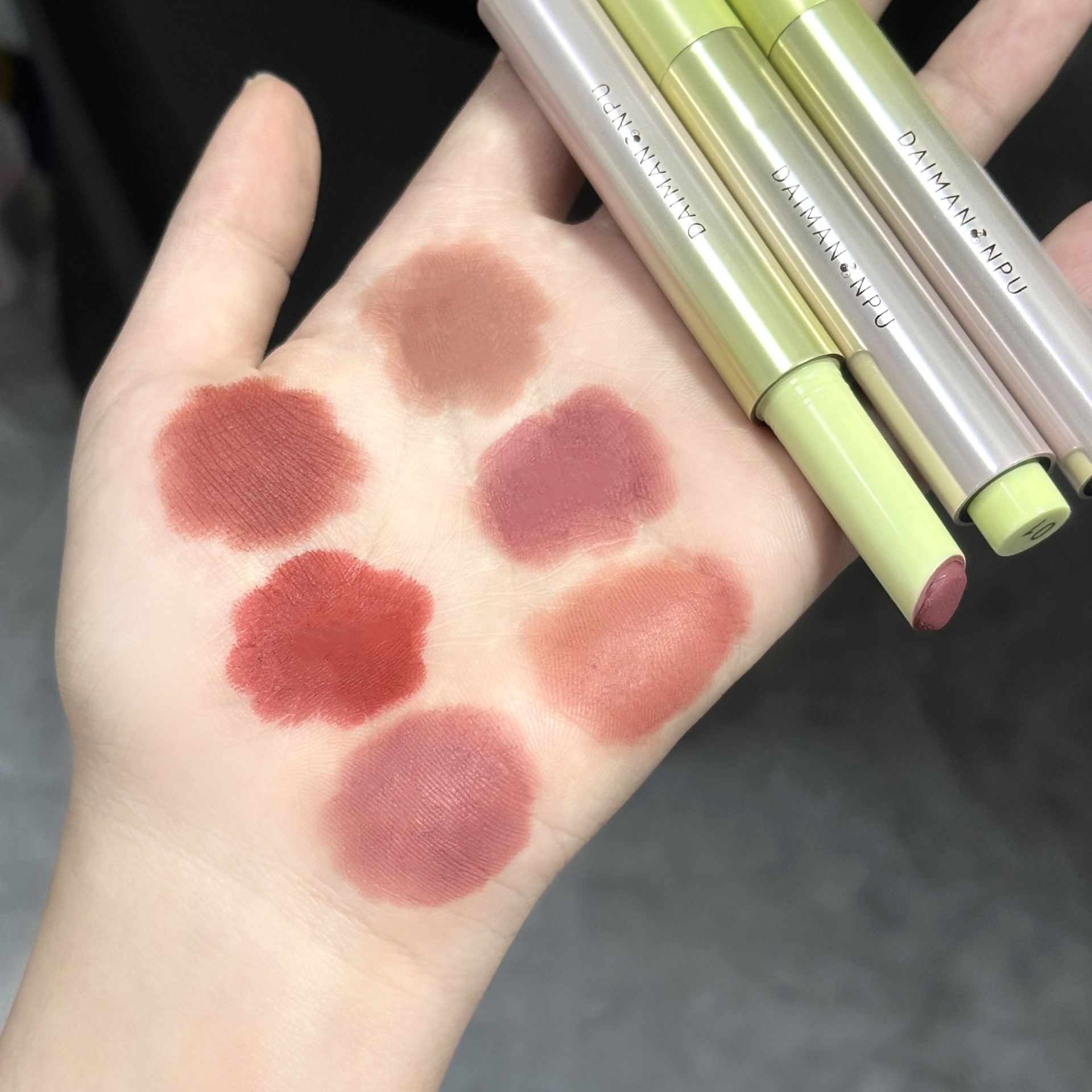 Demanpu lápiz de barro de labios fresco y brumoso mate, suave y suave, pseudo-maquillaje de primavera, brillo de labios transfronterizo, lápiz labial image 4