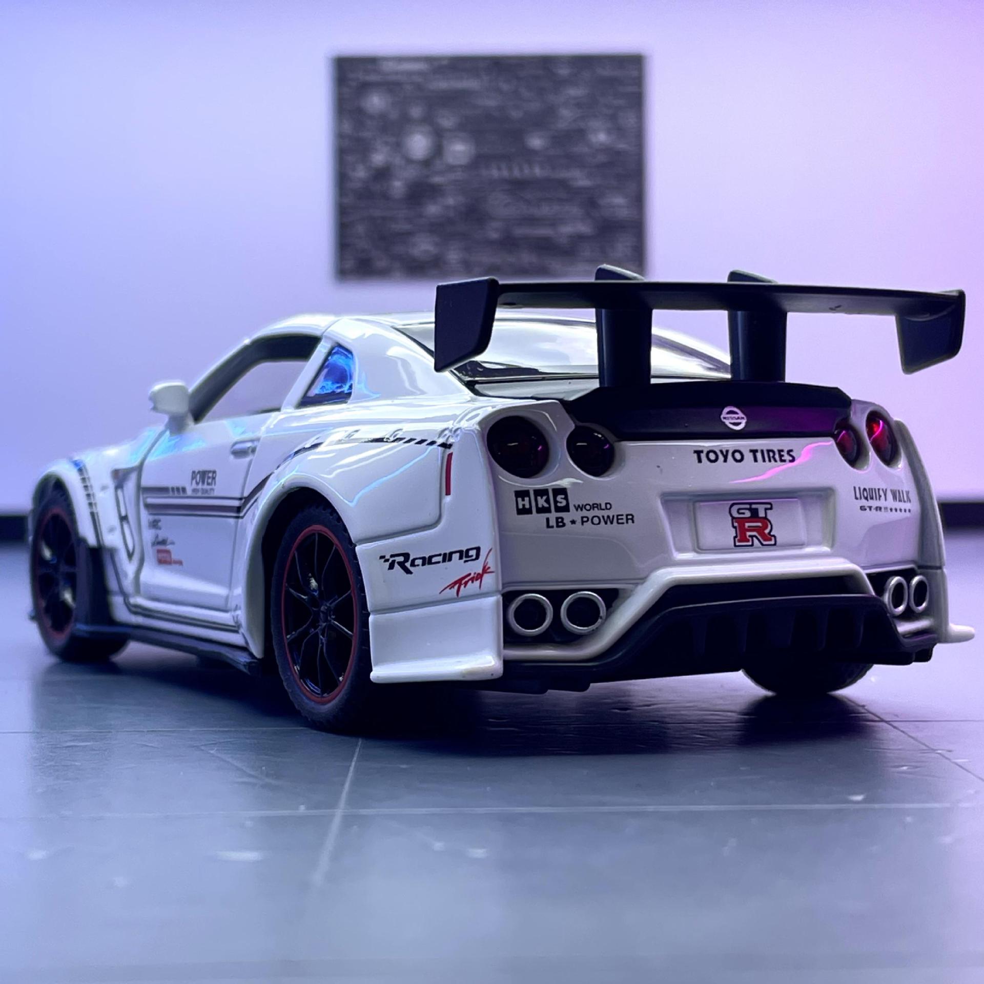 Jiaye modelo de coche de aleación 1:32 Nissan GTR Señor de la guerra coche Tire hacia atrás el sonido y la luz 4 niño abierto modelo de coche de juguete adornos