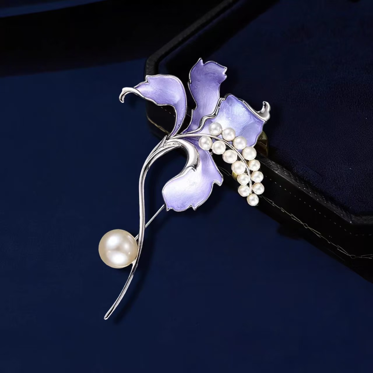 High-end, exquisite two-tone enamel lily brooch, a unique and eye-catching piece with pearl tassels, a delicate and elegant pin, a new style of corsage