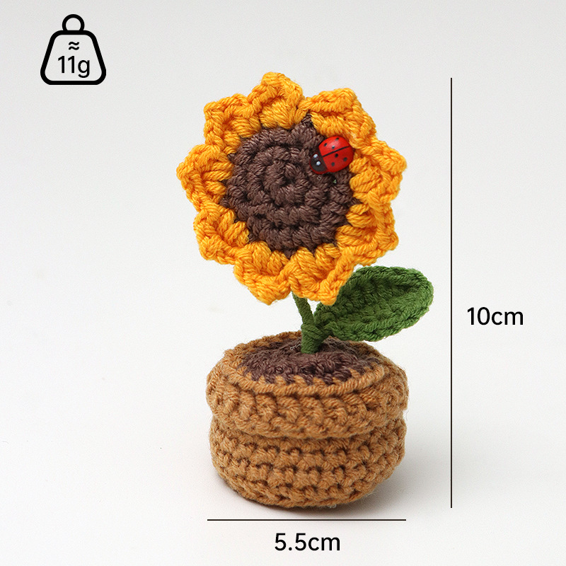 갈색 화분에 담긴 밝은 갈색 밝은 노란색 해바라기 9개의 새싹과 무당벌레가 있는 녹색 잎