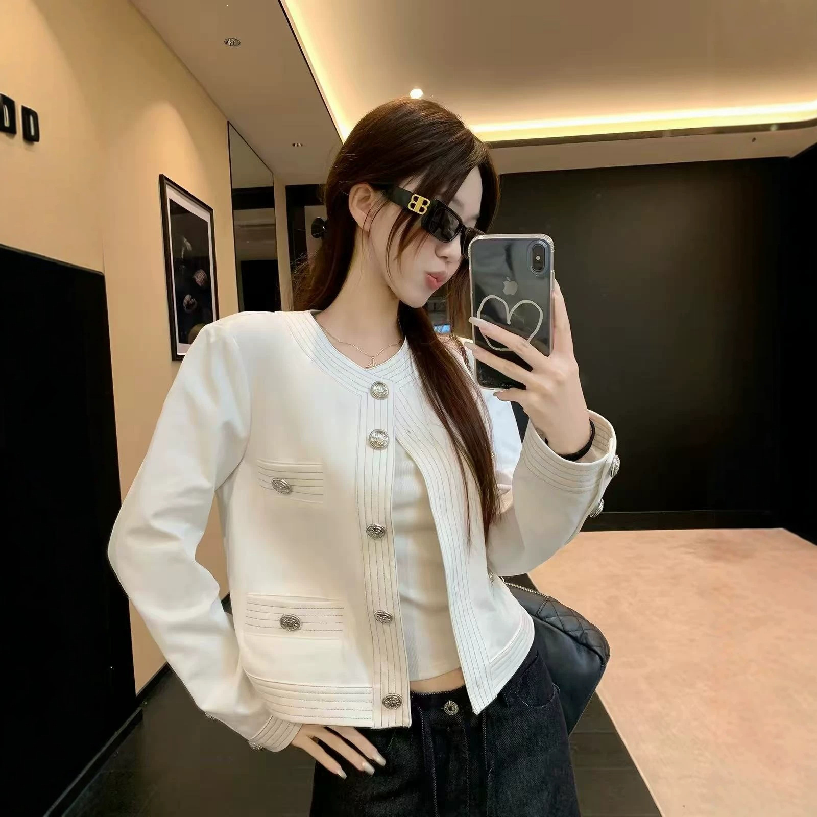 Real price! Women's winter long-sleeved round-neck jacket in Chanel style with contrasting stitching, a casual and loose-fitting white top with a sophisticated and elegant look