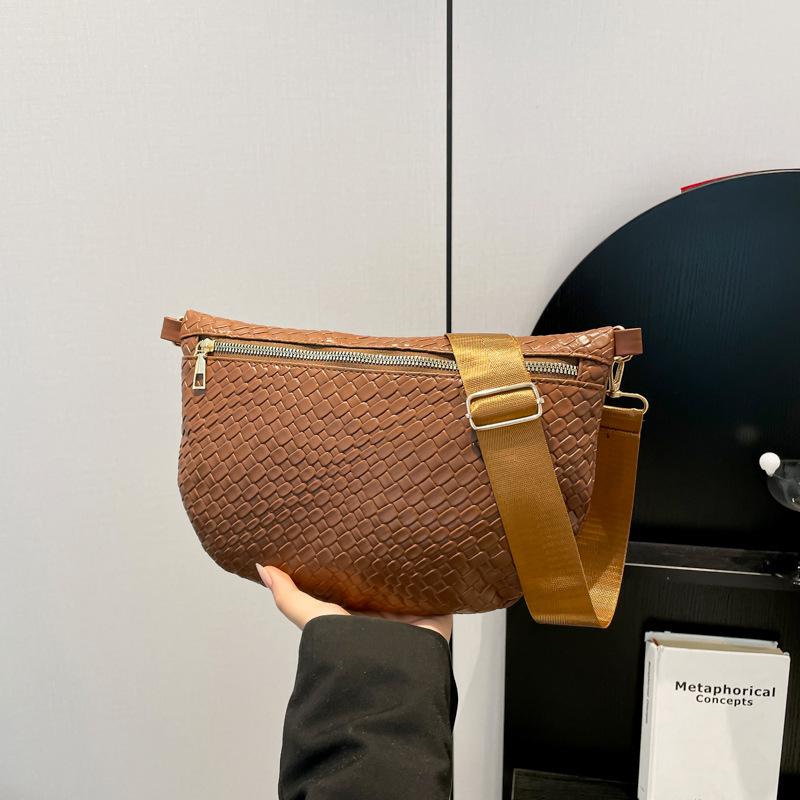 Patrón tejido de moda ins pequeño bolso pequeño de nicho femenino 2025 nuevo estilo popular bolso de cintura de hombro ancho de moda bolso de pecho de mensajero