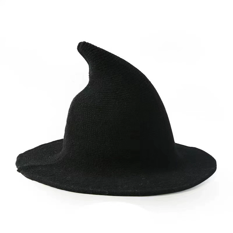 Красная knitted woolen шапка? Actually 