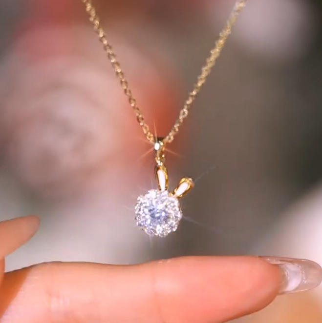 Conejo giratorio collar de acero de titanio para mujeres Zodiaco rojo de la cadena de clavícula del año de la vida no se desvanece conjunto de regalos de Año Nuevo