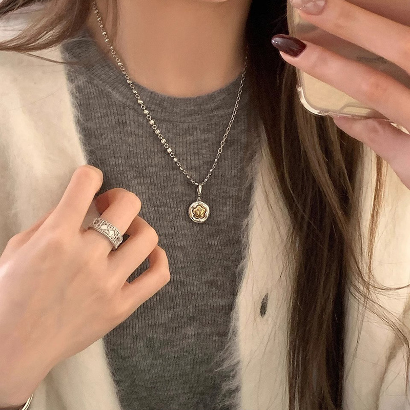 レトロなゴールドとシルバーのスマイリーフェイスひまわり女性ニッチハイエンドライト高級気質子供用スマイリーフェイスネックレス新しいアクセサリー|undefined