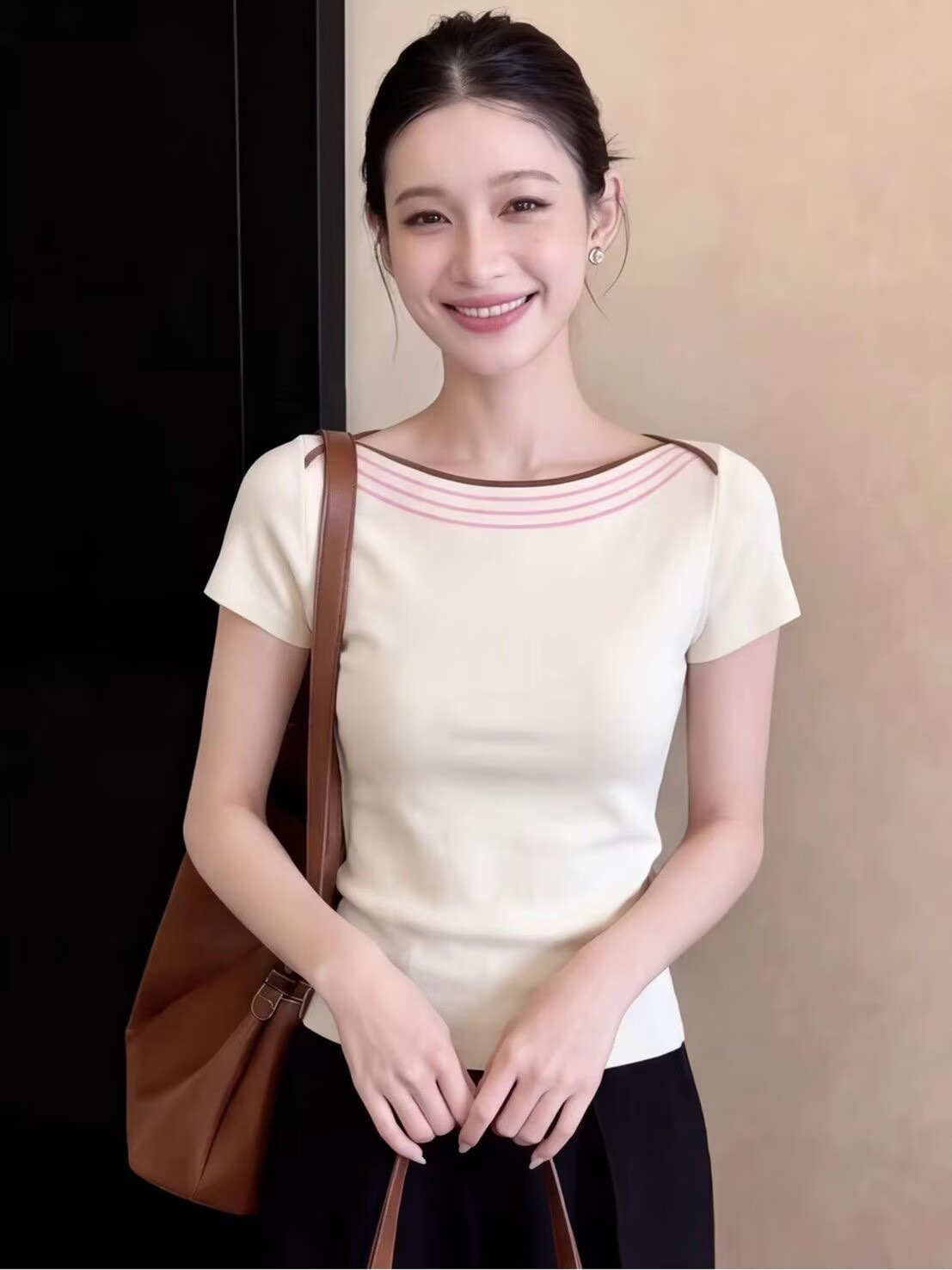 Áo thun ngắn tay nữ cổ tròn phong cách Hàn Quốc, thiết kế ôm eo tôn dáng — màu trắng