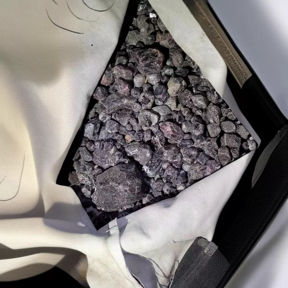 Гранат, специальный гранат для различных украшений, специальный гранат для боракса.