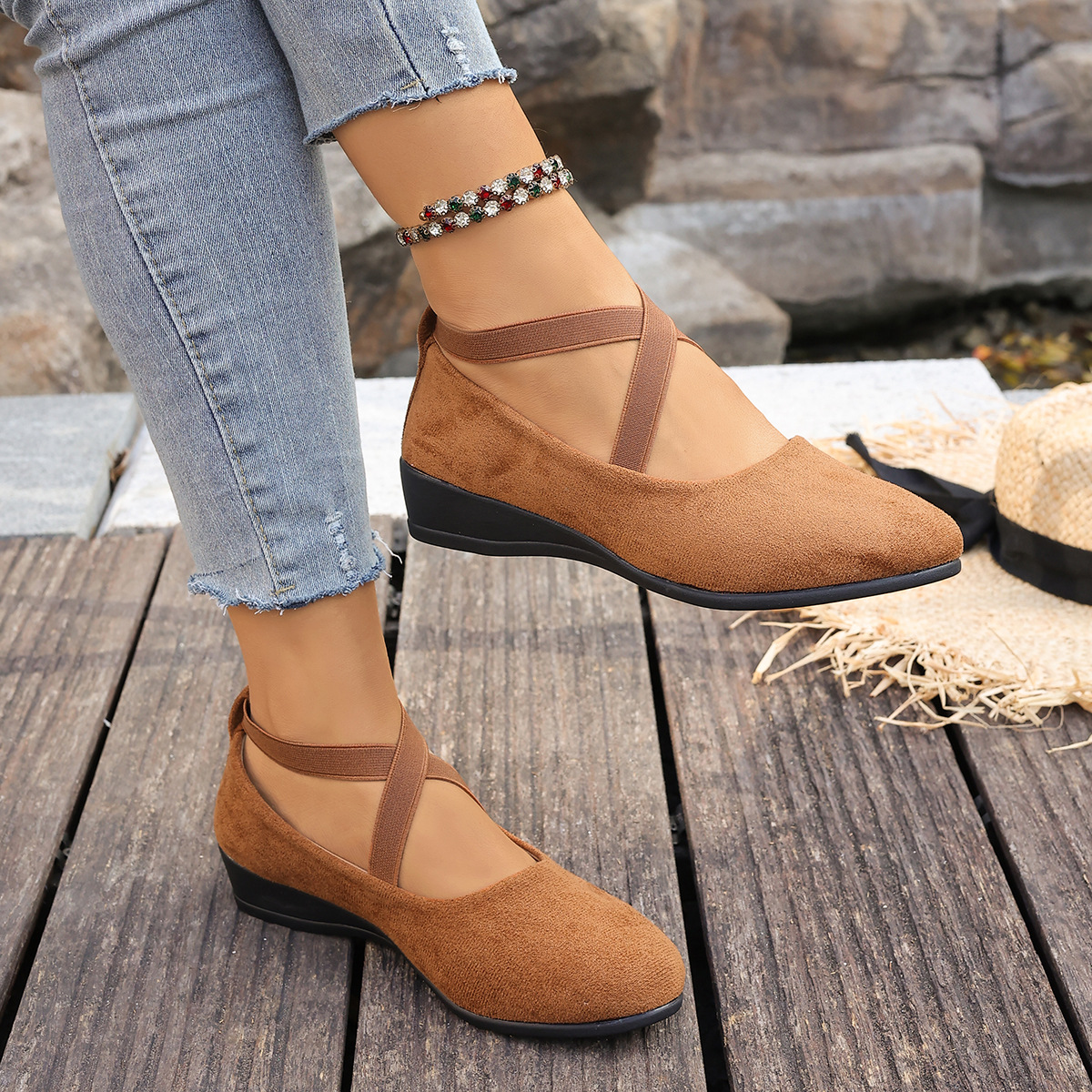 Damloafers med kilklack i mocka med remar fina damskor_voghion.com