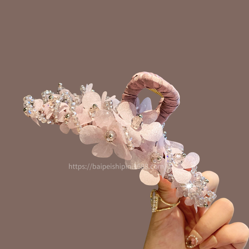 後頭部の髪を掴む女性用のピンクの花ビーズのサメクリップ、エレガントでハイエンドのヘアアクセサリー、髪を整理整頓します。|undefined