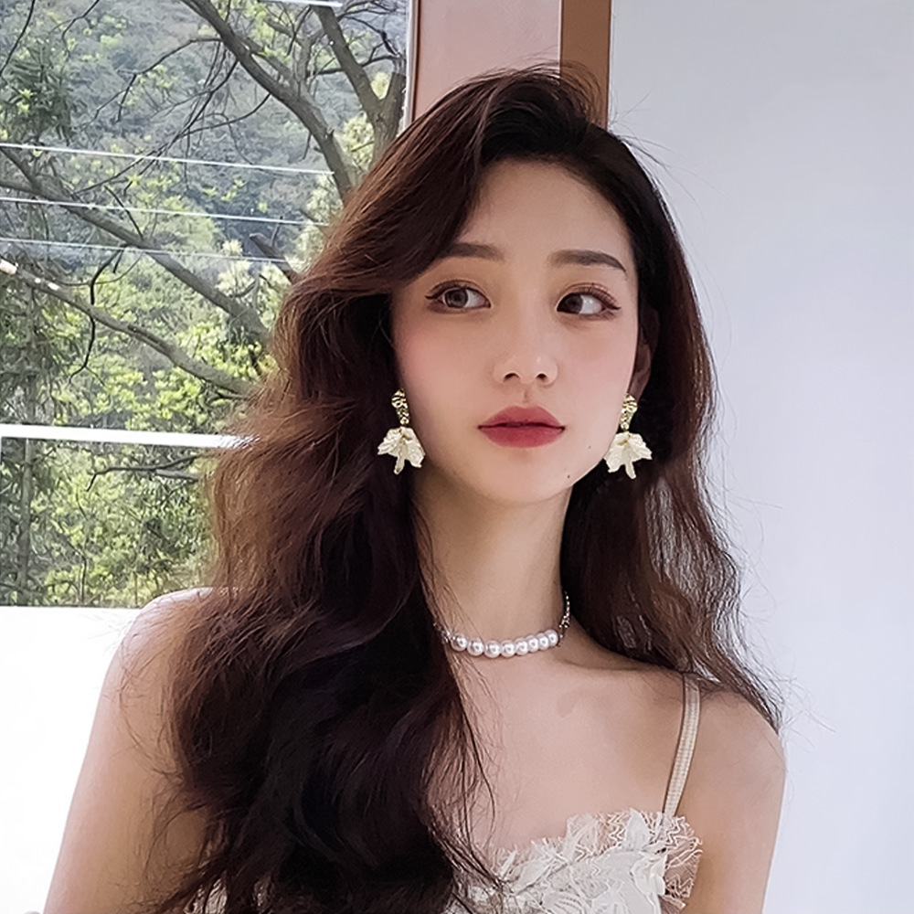 Pendientes de concha de textura irregular con pliegues de aguja de plata Pendientes de temperamento de moda simple Pendientes elegantes de lujo ligero de alta calidad