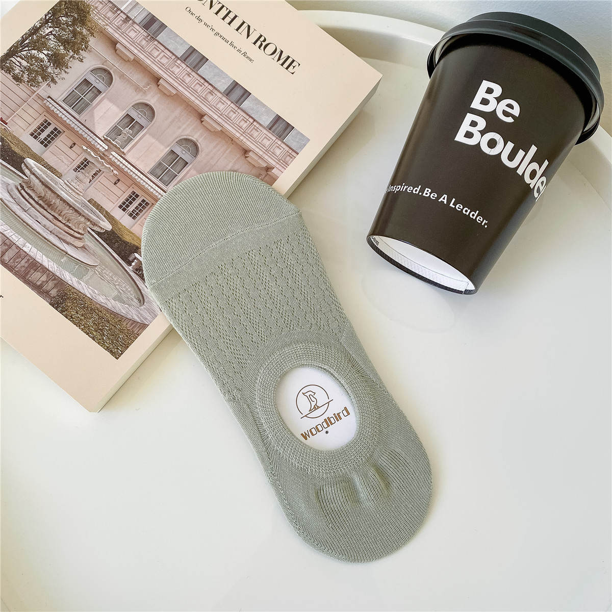 Primavera y verano delgada malla invisible calcetines antideslizantes para mujeres no se caen talones fondo de algodón sólido absorción de sudor respirable boca ligera calcetines de barco