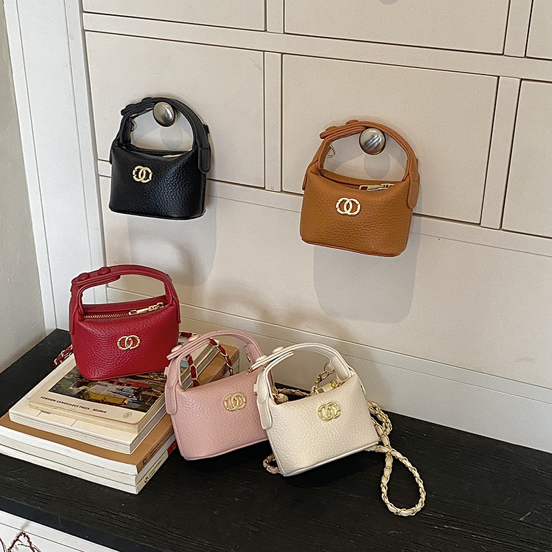 New autumn and winter dumpling-shaped handbag, featuring a chic and understated design, a minimalist and luxurious style, a small and exquisite size, a chain strap, and can be worn as a shoulder bag or crossbody bag; also suitable for children