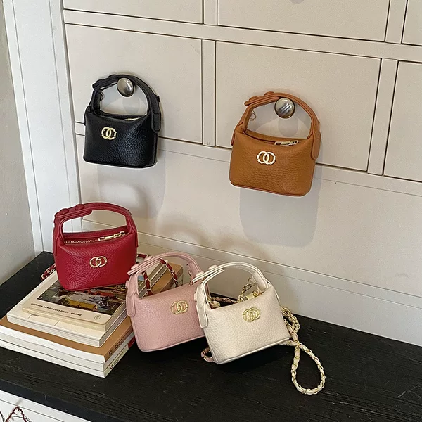 New autumn and winter dumpling-shaped handbag, featuring a chic and understated design, a minimalist and luxurious style, a small and exquisite size, a chain strap, and can be worn as a shoulder bag or crossbody bag; also suitable for children
