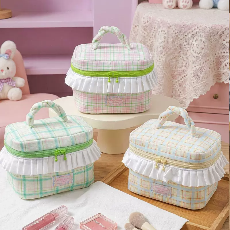 韩系小众设计麻花手提化妆包大容量褶皱花边收纳包拼色格纹洗漱包