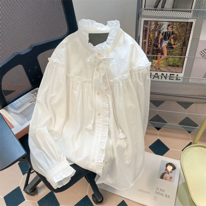 フランス風のデザイン感の小さい大勢の木の耳元に白いシャツの女性の春のゆったりした宮廷風の復古的な立襟の上着があります。|undefined