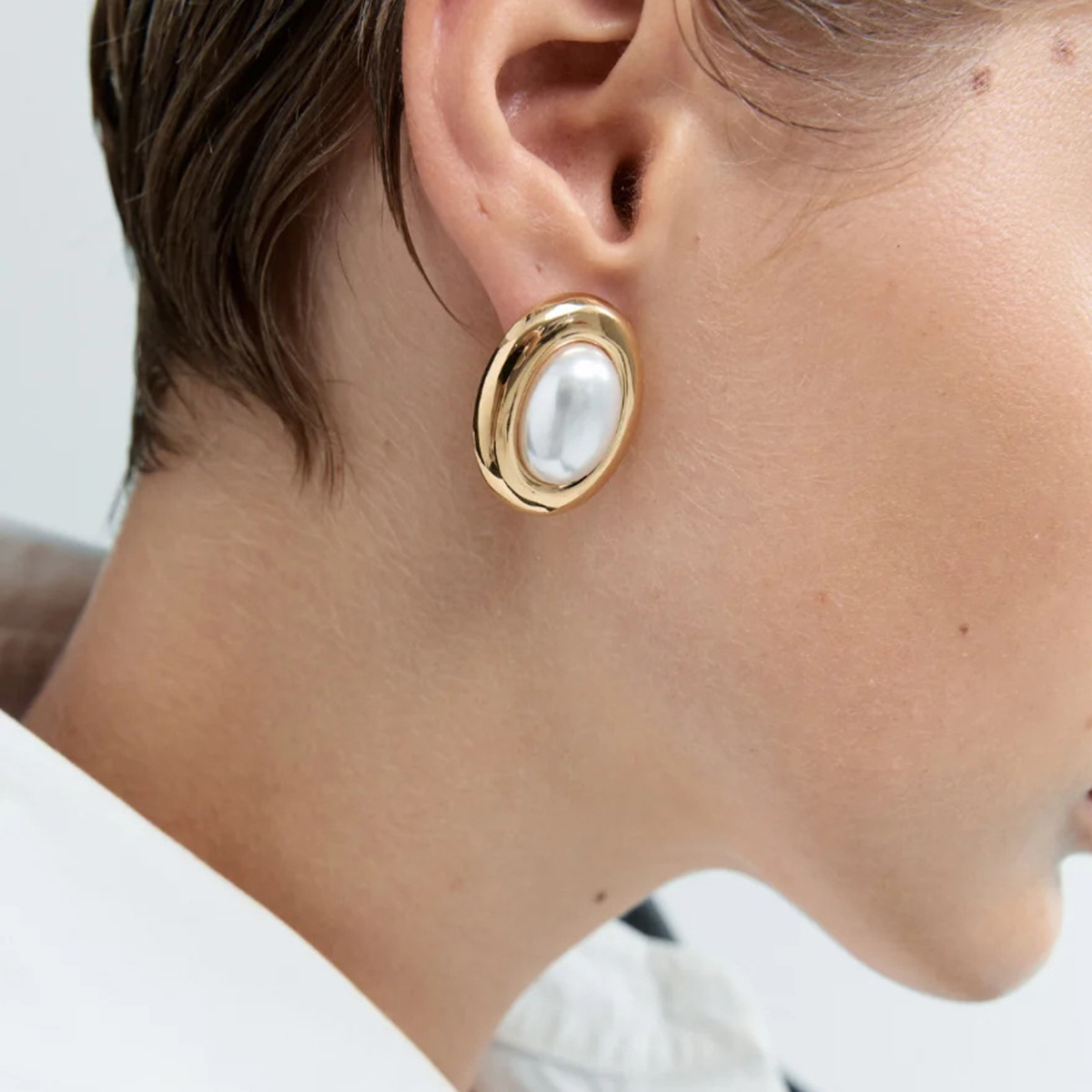 Pendientes de perlas retro de acero inoxidable Jieding Pendientes de alta gama de lujo ligero para mujer Pendientes que no se desvanece Joyas de acero de titanio transfronterizo
