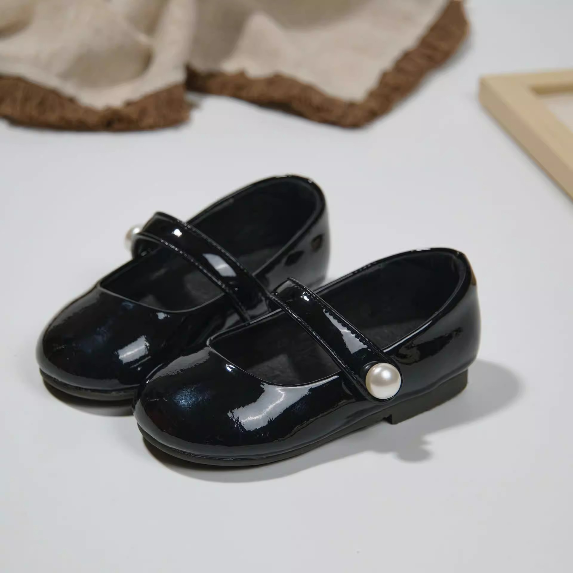 Zapatos de cuero de niñas nuevos 2026 primavera y otoño con suela suave zapatos de princesa encantadores zapatos de perlas para niños zapatos de espectáculo negro image 5