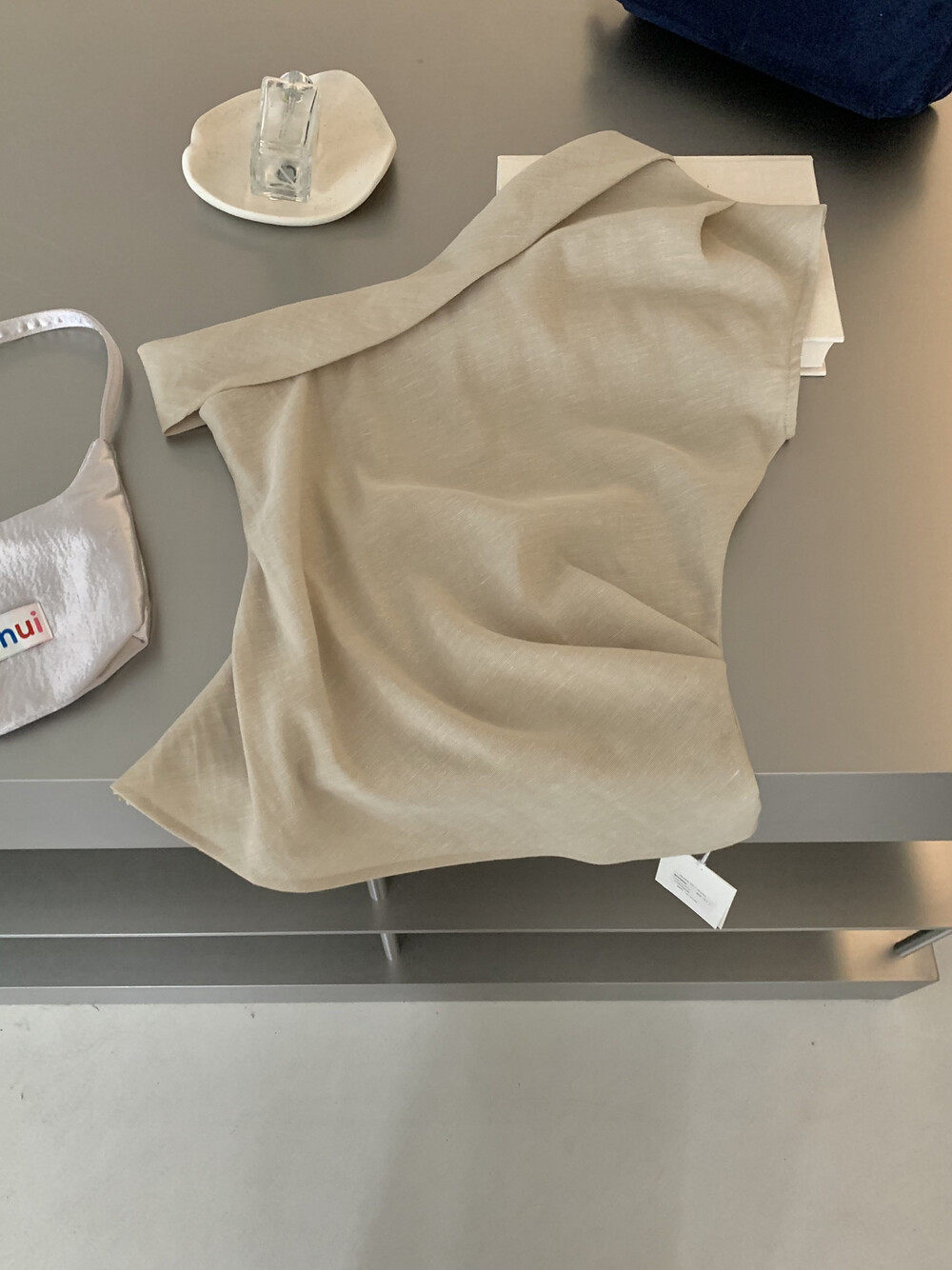 Áo croptop nữ tay ngắn cổ lệch vai, thiết kế bất đối xứng — Xanh da trờicolor, màu trắng, màu mơ chi tiết 29
