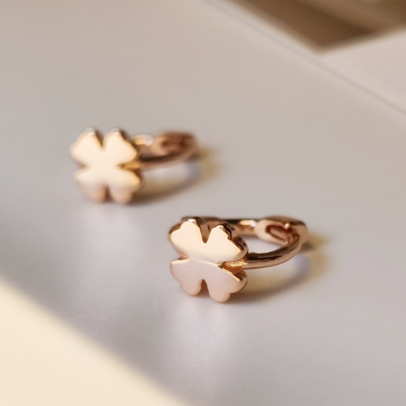 S925 Tremella Buckle Earrings Simple Small Ear Bone Earrings Women's Fresh Four-leaf Clover Mini Ear Bone Buckle