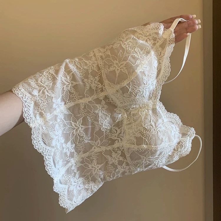 French-style sexy lace backless camisole top with bra pads, can be worn as an inner or outer layer, pure and alluring.