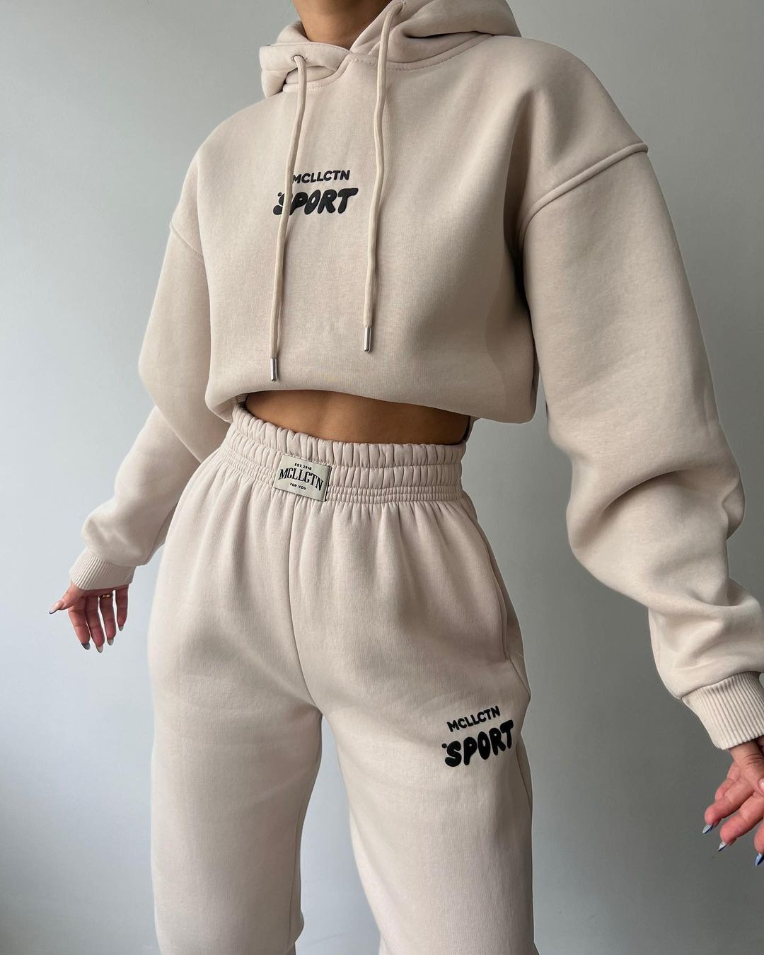 2024 Herbst/Winter neues lässiges Plüsch-Langarm-Kapuzenpullover- und Hosen-Set mit bedrucktem Kapuzenpullover_voghion.com