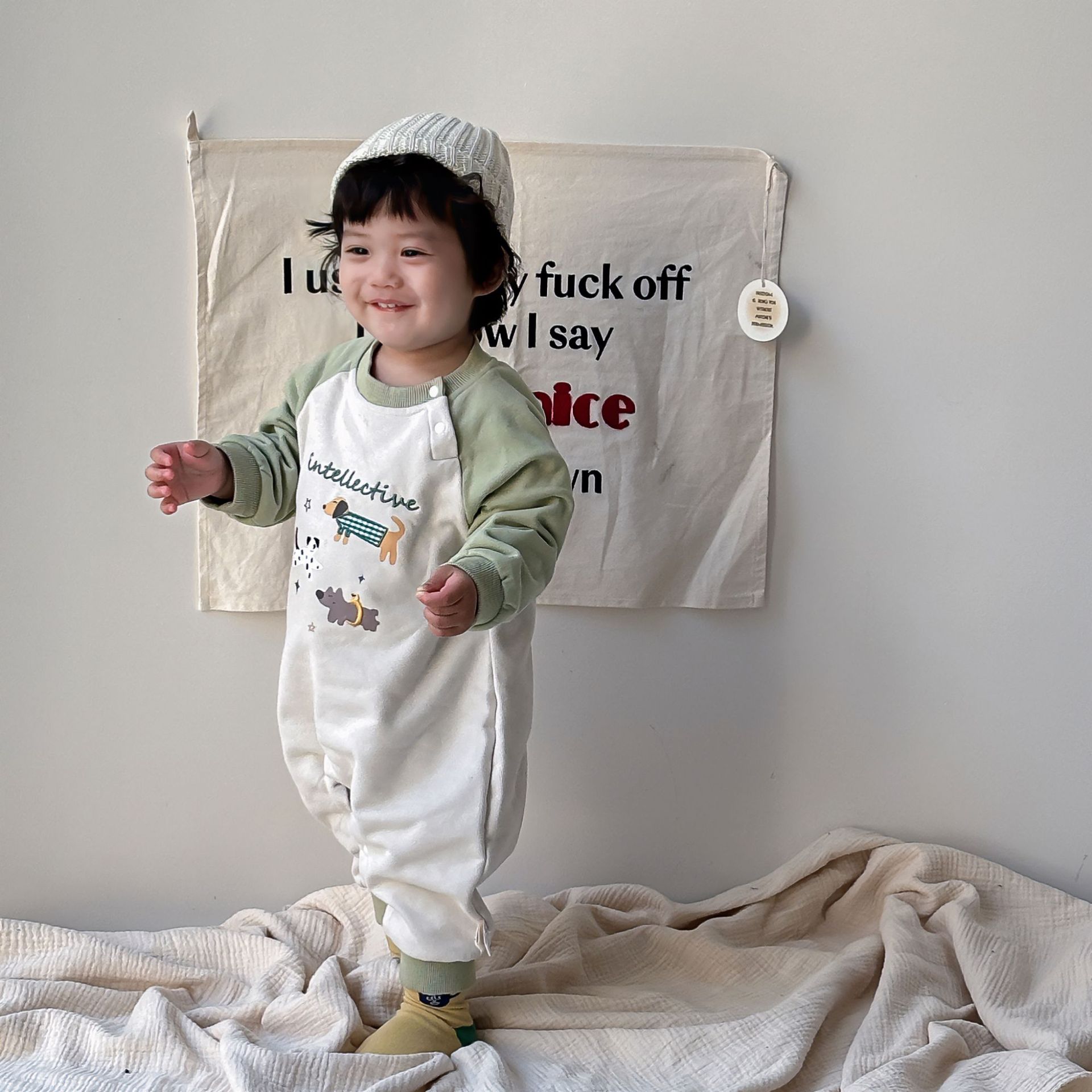 2024 otoño nuevo producto bebé de una pieza de dibujos animados coreanos en contraste traje de escalada mameluco bebé mameluco ropa de bebé