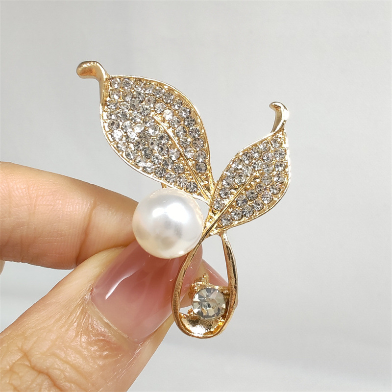 2024 새로운 스타일 우아한 황금 잎 하이 엔드 브로치 올 매치 고정 진주 옷 코세이지 세트 럭셔리 핀 여성