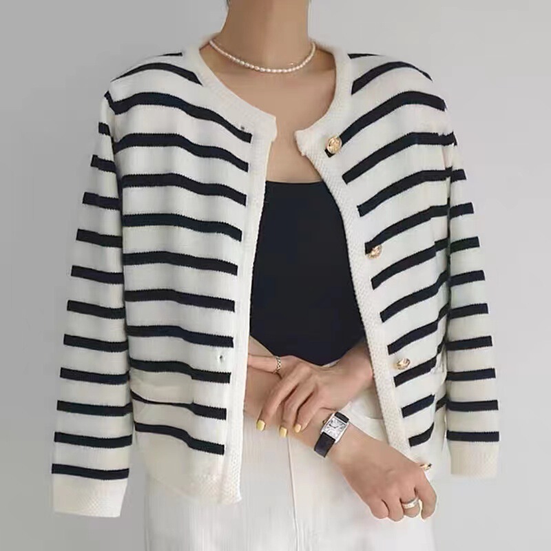 South Korea chic autumn and winter retro black and white striped knitted cardigan coat women's loose short Chanel style sweater top South Korea chic autumn and winter retro black and white striped knitted cardigan coat women's loose short Chanel style sweater top