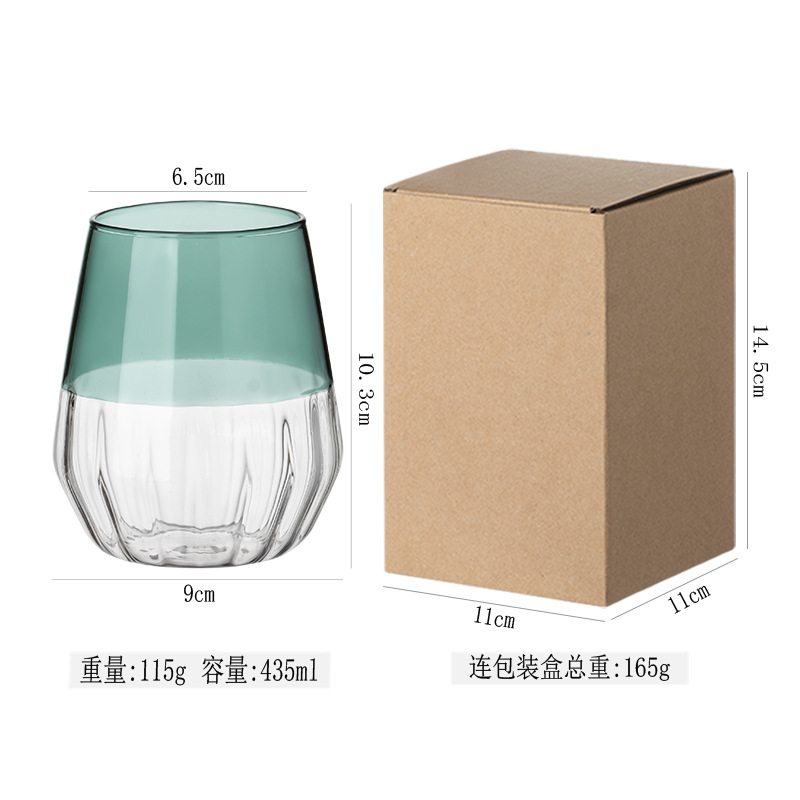 Taza de agua verde del lago a rayas