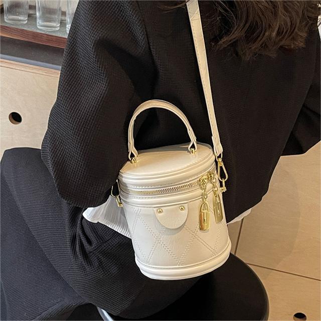 Bolso simple popular de este año para mujer 2024 Nuevo estilo occidental bolsa de mensajero de alta calidad bolsa de cubo de moda versátil