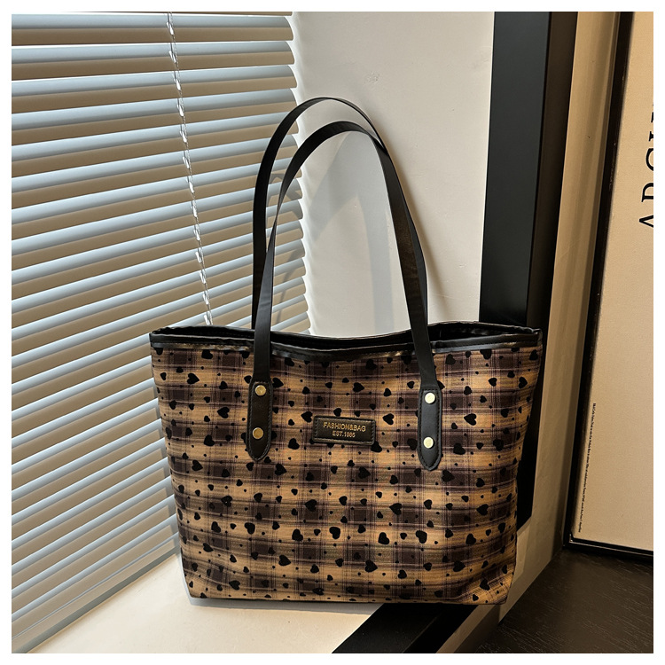 Fashionable large-capacity tote bag for women, new autumn 2024 collection, casual retro single-shoulder bag, commuter handbag, cross-border bag undefined