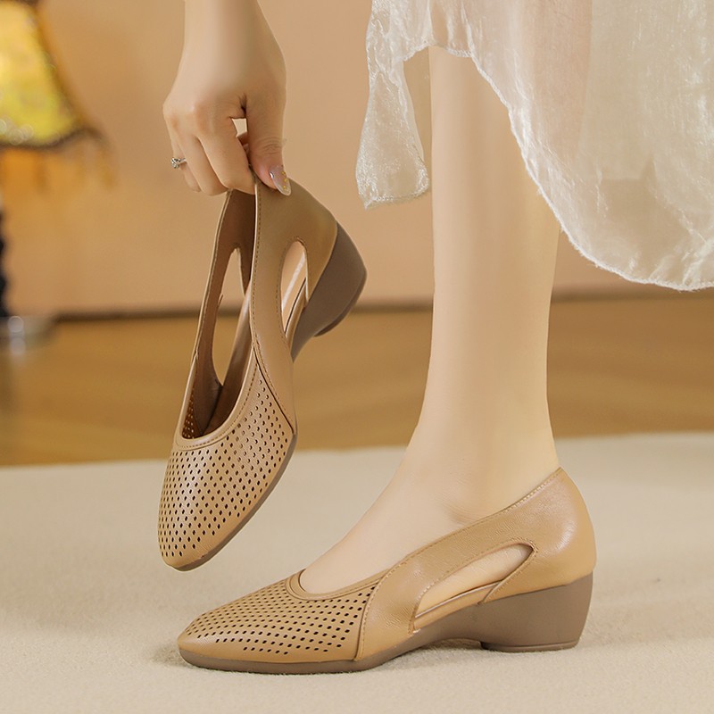 2026 verano nuevo cuero suave agujero agujero zapatos de moda mujer sandalias de suela suave transpirables de talón grueso zapatos de talón bajo