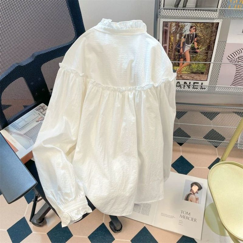 フランス風のデザイン感の小さい大勢の木の耳元に白いシャツの女性の春のゆったりした宮廷風の復古的な立襟の上着があります。|undefined