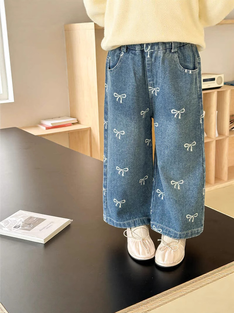 新商品の女の子のデニムのズボンのファッションはいっぱい印刷します。