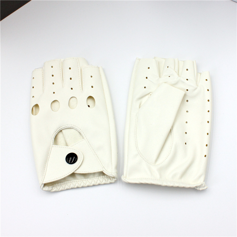 여성 손등에 네 개의 눈이 빈 공간