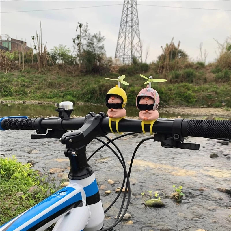 電気自動車の装飾品漫画の豚の装飾品自転車コーギーアクセサリーピカチュウヘルメット竹トンボ装飾|undefined