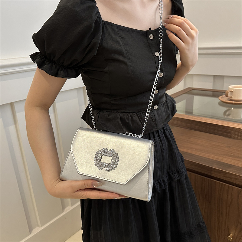 2024 invierno nuevo bolso de cadenas de diamantes retrógrado exquisito vestido plano para la cena pequeña bolsa cuadrada para mujeres