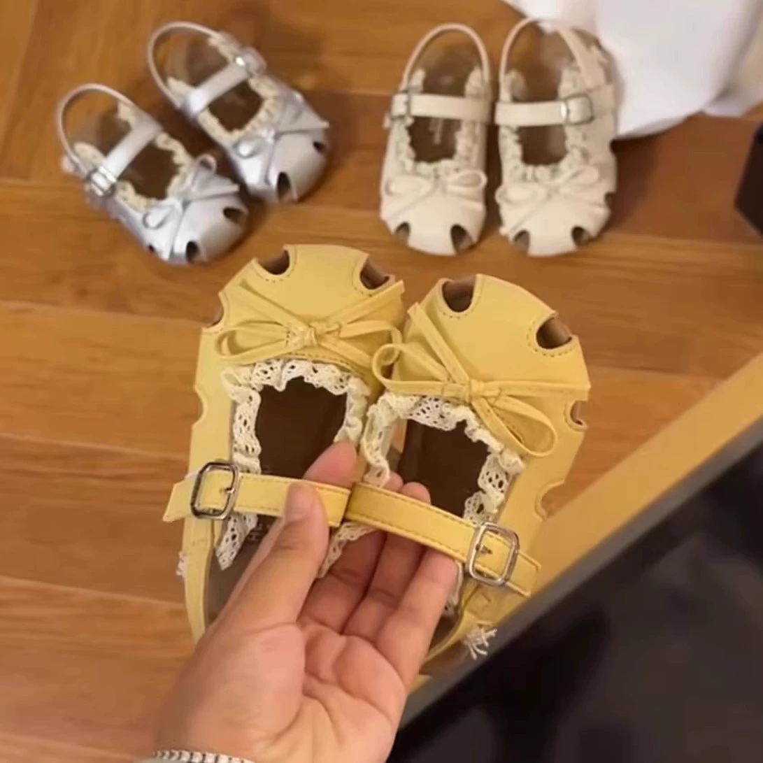 Детские полые сандалии с булочкой 2025 Новый корейский стиль для девочек кружевные банты принцессы с юбкой