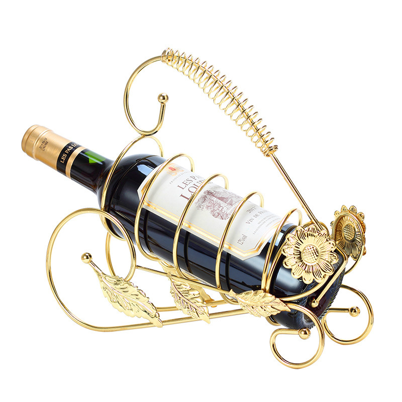 軽くて豪華な風の金色の酒の箱はワインの棚を飾ってワインの棚のワインの杯の棚を並べます。|undefined