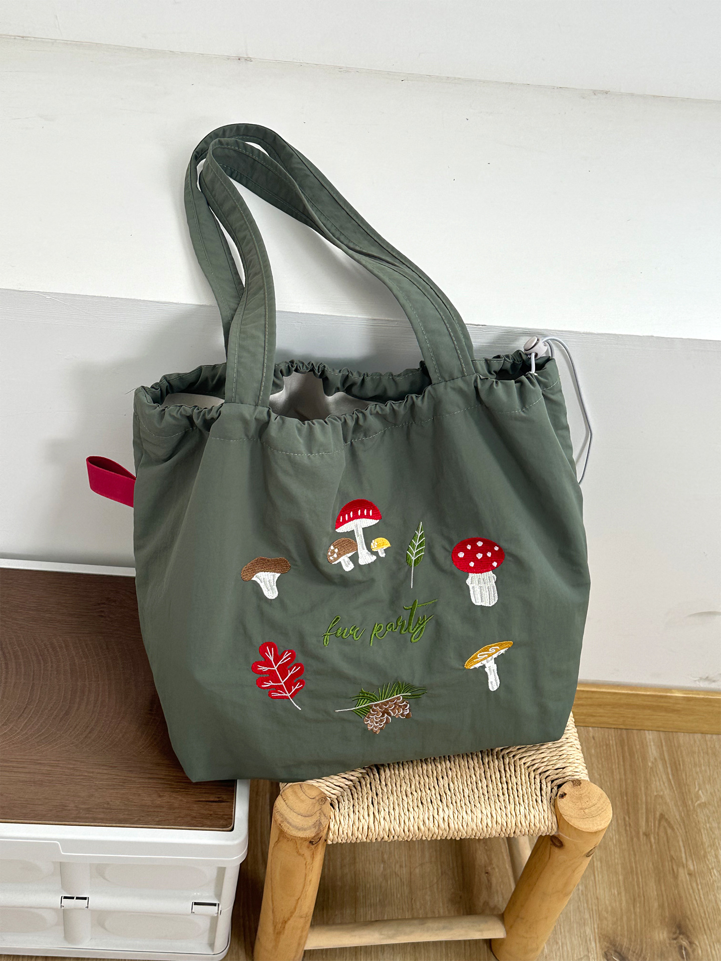 韓国版の新型アルファベットのプリントの包みの女性の大容量のナイロンのショルダーバッグ