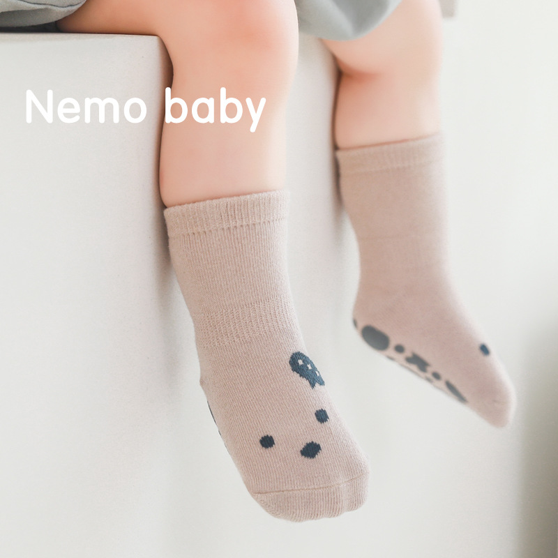 2022 calcetines de piso para niños al por mayor amistosos fábrica fuente personalizada primavera y otoño niños y niñas calcetines de dibujos animados