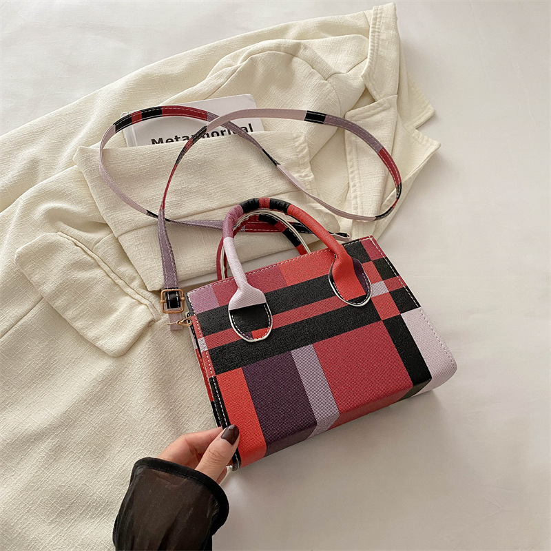 Bolso de diseño de nicho de alto nivel para mujeres 2024 nueva moda versátil bolso de hombro portátil cuadrado pequeño