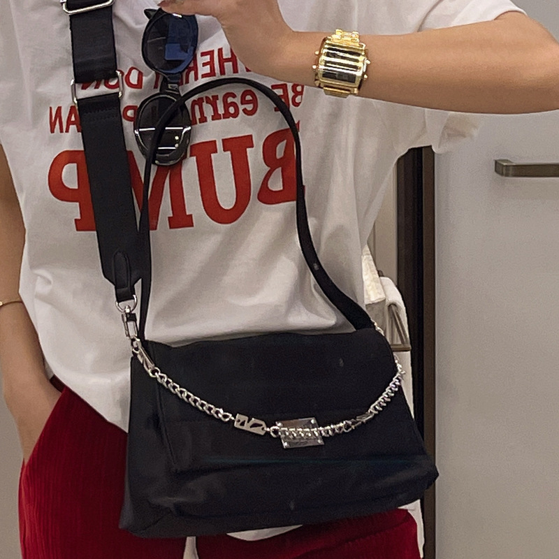 Small design chain vagrant for female 2024 new large capacity single shoulder commuter Messenger bag_voghion.com